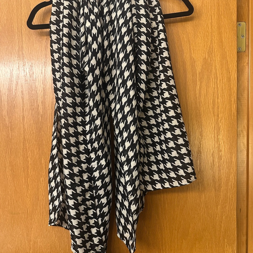 Old Navy Black and White Houndstooth Scarf